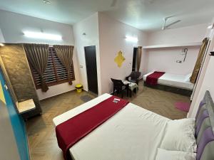 Tempat tidur dalam kamar di OM LINGESWARAN HOME STAY Tiruvannamalai