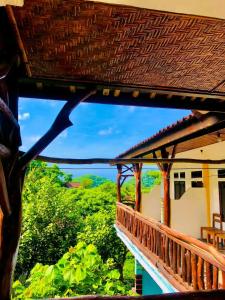 uma vista da varanda de uma casa em Breeze Hostel em Kuta Lombok
