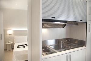 Kuchyň nebo kuchyňský kout v ubytování Marina Beach Suite Hotel + 28 fotografií