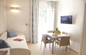 TV a/nebo společenská místnost v ubytování Marina Beach Suite Hotel
