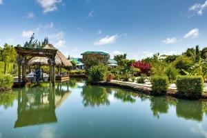 Luxury Villa, Perfect for Groups. Stunning Pool. Allamanda del Mar في بلاسينسيا فيليدج: تجمع مياه مع شرفة ونهر