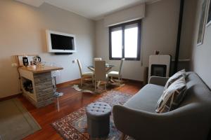 a living room with a couch and a table at casa Monia in Roe