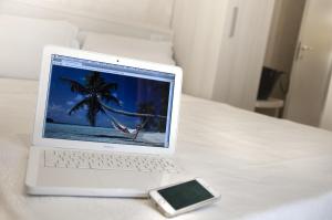 TV a/nebo společenská místnost v ubytování Marina Beach Suite Hotel