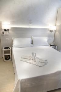 Postel nebo postele na pokoji v ubytování Marina Beach Suite Hotel