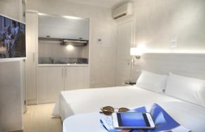 Postel nebo postele na pokoji v ubytování Marina Beach Suite Hotel
