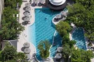 einen Blick über den Pool eines Resorts in der Unterkunft The Corner in Patong Beach