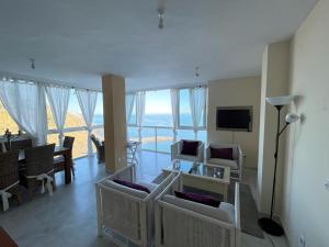 d'un salon avec un mobilier blanc et une vue sur l'océan. dans l'établissement The Pearl with Private Beach Access, à Benalmádena