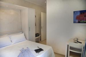 Postel nebo postele na pokoji v ubytování Marina Beach Suite Hotel