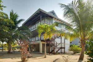 ein Gebäude mit Palmen davor in der Unterkunft Bahia Vista - Spectacular Views - 4 Bedrooms in Placencia Village