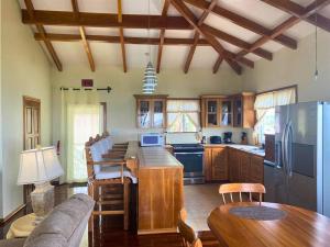 Η κουζίνα ή μικρή κουζίνα στο Bahia Vista - Spectacular Views - 4 Bedrooms
