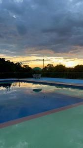 una piscina vacía con una puesta de sol en el fondo en Hotel Campestre Las Marias- El Colegio, en El Colegio