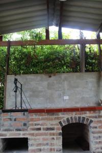 - une cheminée en brique avec un panneau au-dessus dans l'établissement Finca Hotel Casa Lupe En Santa Elena, à El Cerrito