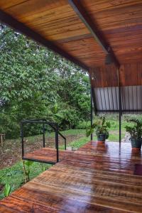eine Holzterrasse mit einer Bank darüber in der Unterkunft Quinta Túru in La Colonia