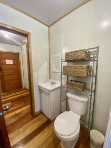 ein Badezimmer mit einem weißen WC und einem Waschbecken in der Unterkunft Cashew Tree Cabana - Small Cosy, Close to the Beach. in Placencia Village