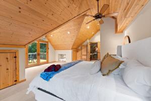 Private Cabin at Lake Hartwell في Townville: غرفة نوم بسرير ابيض كبير بسقف خشبي