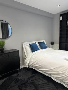 Кровать или кровати в номере Stylish entire 2bed apartment