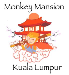 Un homme dans un chapeau avec une maison en arrière-plan dans l'établissement Monkey Mansion At Jalan Ipoh, à Kuala Lumpur