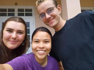 un hombre y dos chicas posando para una foto en Katie's homestay, en Ðông Mỹ (2)