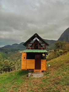 una pequeña casa al lado de una colina en casita en la montaña, cabañas paraíso, en Sesquilé