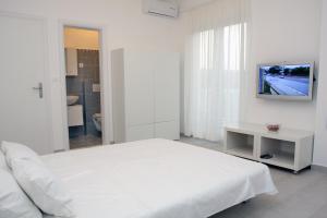 Un pat sau paturi într-o cameră la Apartments Villa Desire