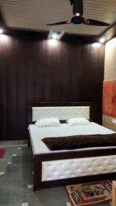 een slaapkamer met een groot bed en een plafond bij Bhagwan sri Ramakrishna sewa tarst in Ayodhya