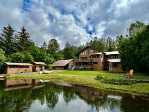 una casa junto a un río con una casa en Bear Lake Lodgings B&B, Inc, en Seward