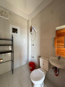 łazienka z toaletą i umywalką w obiekcie Baguio-itogon mountain view w mieście Itogon