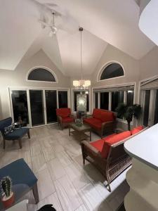 Charming Affordable Accommodation 20 min to Toronto P3 في بيكرينغ: غرفة معيشة مع كنب وطاولات ونوافذ
