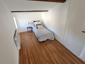 1 dormitorio con 1 cama y suelo de madera en Maison Royan, 7 pièces, 10 personnes - FR-1-71-103, en Royan