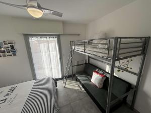 een slaapkamer met een stapelbed en een ladder bij Appartement Port-la-Nouvelle, 2 pièces, 4 personnes - FR-1-229C-93 in Port-la-Nouvelle