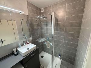 een badkamer met een douche, een wastafel en een toilet bij Appartement Port-la-Nouvelle, 2 pièces, 4 personnes - FR-1-229C-93 in Port-la-Nouvelle