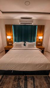 سرير أو أسرّة في غرفة في هوتيل القصيم 2 للشقق الفندقية