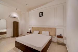 En eller flere senge i et værelse på Manyawar Hotel