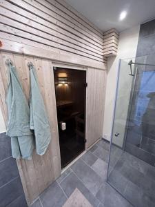 baño con ducha y puerta de cristal en Renoviertes Ferienhaus in Husen mit Terrasse und Sauna, en Lichtenau