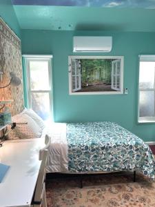 1 dormitorio con cama y pared azul en NovaGarden en San Diego