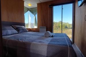 A bed or beds in a room at Cabaña Zorro Chilote