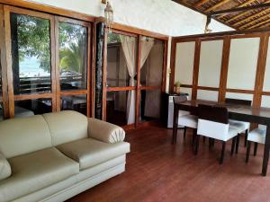 El Mirador de Punta Veleros في لوس أورغانوس: غرفة معيشة مع أريكة وطاولة