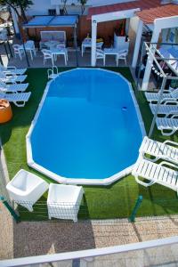 une piscine vide avec des chaises et une table dans l'établissement 4Ever Palace - Design & Nature, à Alcácer do Sal