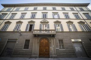 um grande edifício branco com uma porta de madeira em Boutique Hotel La Casa di Morfeo em Florença