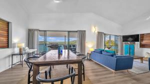 Ruang duduk di Casuarina Cove 13 on Hamilton Island by HamoRent