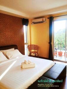 Postel nebo postele na pokoji v ubytování ๋Jongluxpakdee โรงแรมจงรักษ์พักดี