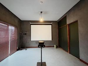 pusty pokój z białym ekranem na ścianie w obiekcie bo-kaap YAIZU w mieście Yaizu