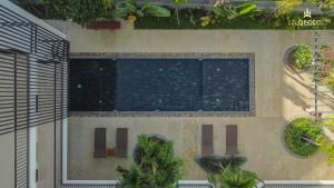 an overhead view of a swimming pool in a garden at Somatepy Boutique Hotel in Phumĭ Thnál