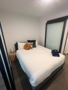 1 dormitorio con 1 cama blanca grande y cabecero en CBD - Pool - Sleeps 4 - Parking, en Canberra