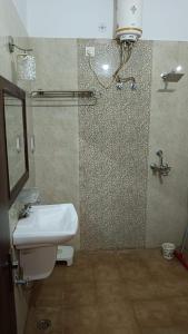y baño con lavabo y espejo. en Hotel Amrit Resort en Alwar