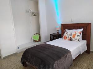 a bedroom with a bed with a wooden head board at Casa en Laureles, ideal para familias in Medellín