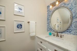 ein Badezimmer mit Waschbecken und Spiegel in der Unterkunft Jax Vacations 1/2 Mile to Beach, 2 bedroom townhome pet friendly in Jacksonville Beach + 34 Fotos