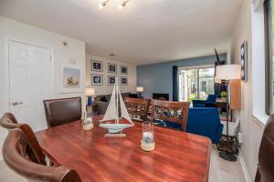 ein Esszimmer mit einem Holztisch, auf dem ein Modellboot steht in der Unterkunft Jax Vacations 1/2 Mile to Beach, 2 bedroom townhome pet friendly in Jacksonville Beach