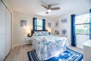 ein Schlafzimmer mit einem Bett und einem Deckenventilator in der Unterkunft Jax Vacations 1/2 Mile to Beach, 2 bedroom townhome pet friendly in Jacksonville Beach