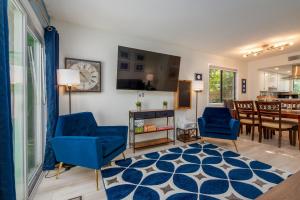 ein Wohnzimmer mit blauen Stühlen und ein Esszimmer in der Unterkunft Jax Vacations 1/2 Mile to Beach, 2 bedroom townhome pet friendly in Jacksonville Beach